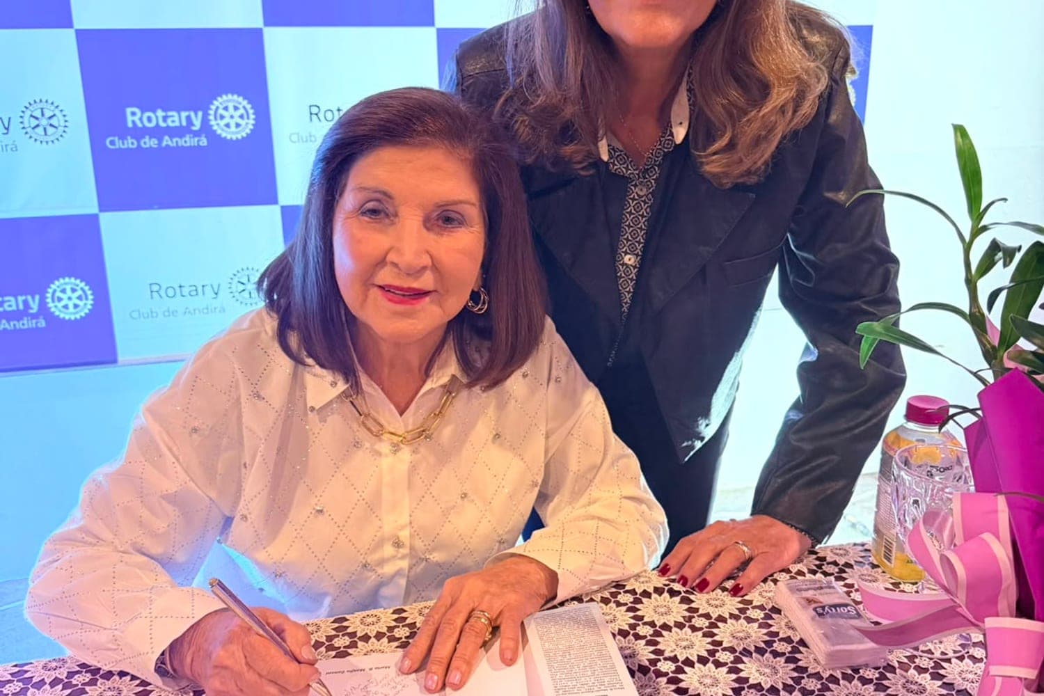 Coquetel e noite de autógrafos com Maria Zanoni